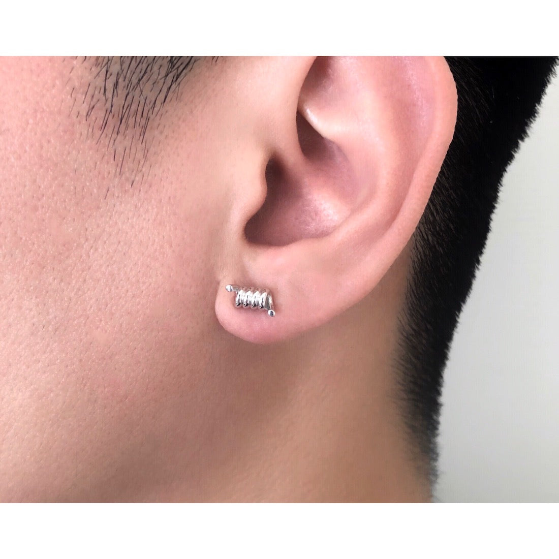 18K ホワイトゴールド 片耳ピアス 着用