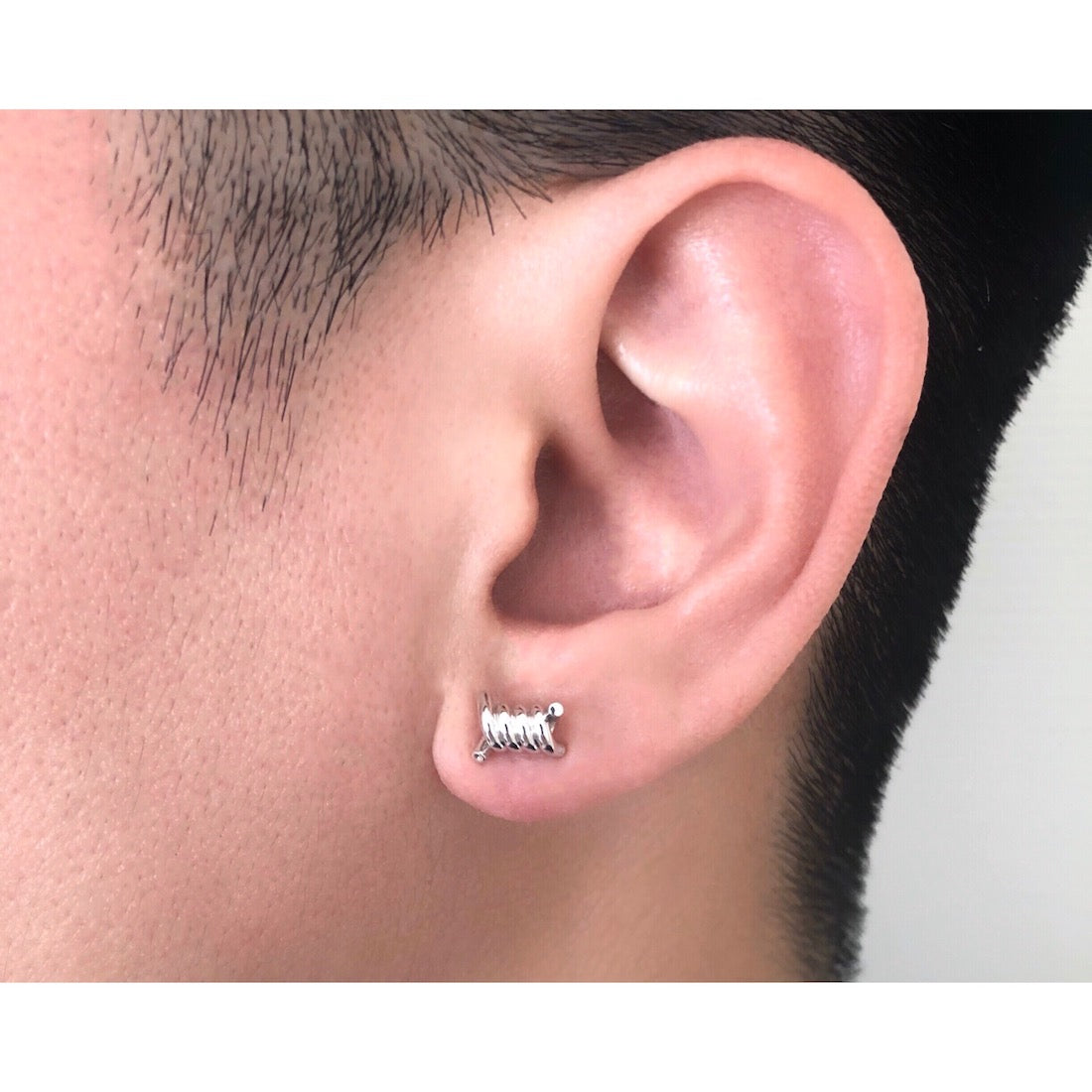 18K ホワイトゴールド 片耳ピアス 着用