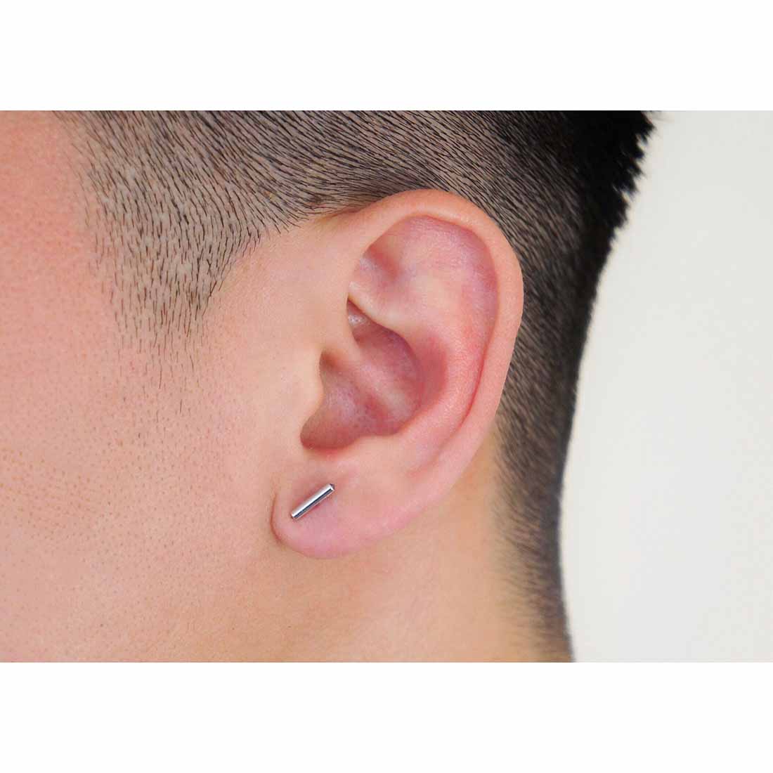 18K 片耳ピアス ホワイトゴールド Black Diamond 着用