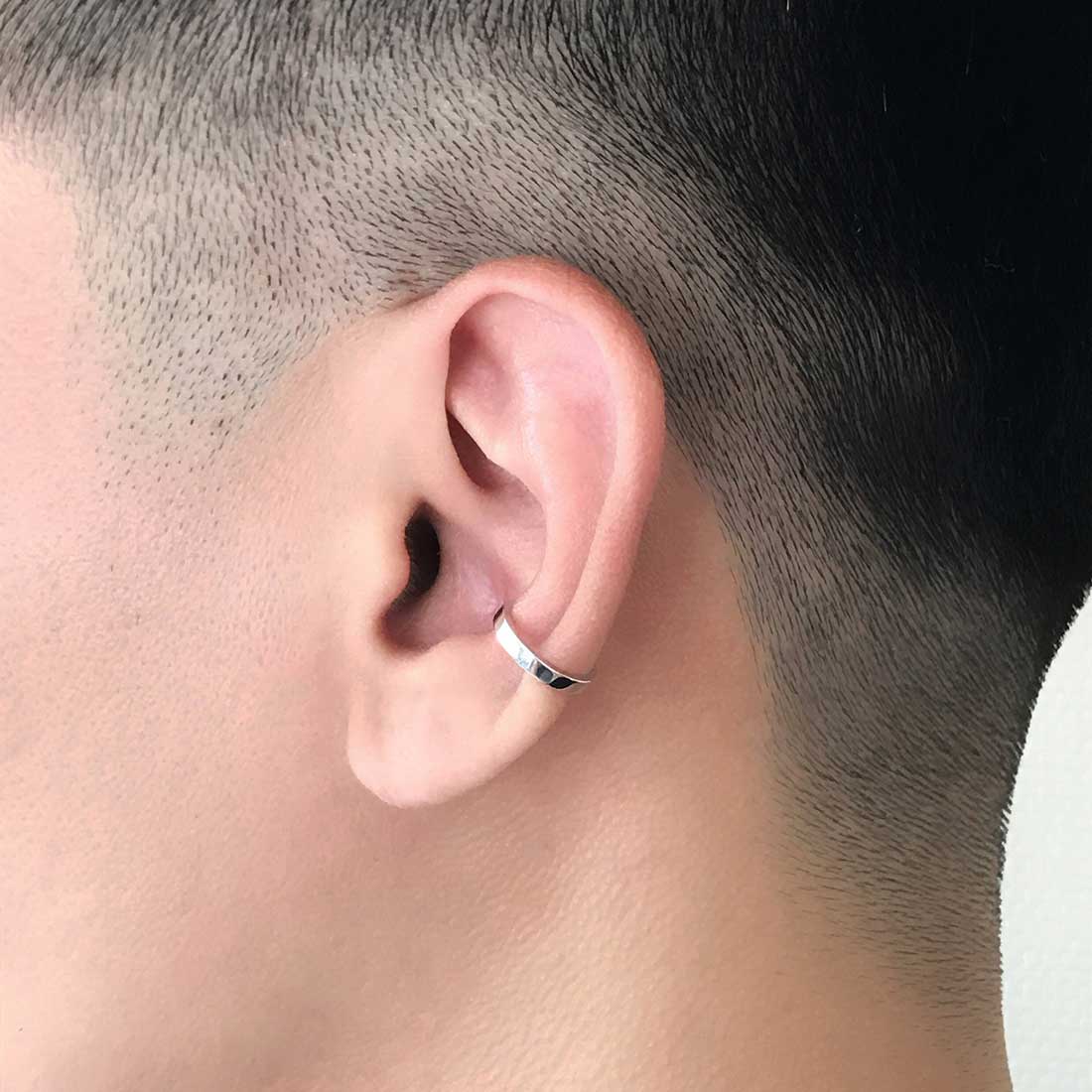 18K ホワイトゴールド イヤーカフ 片耳 Sサイズ 着用写真