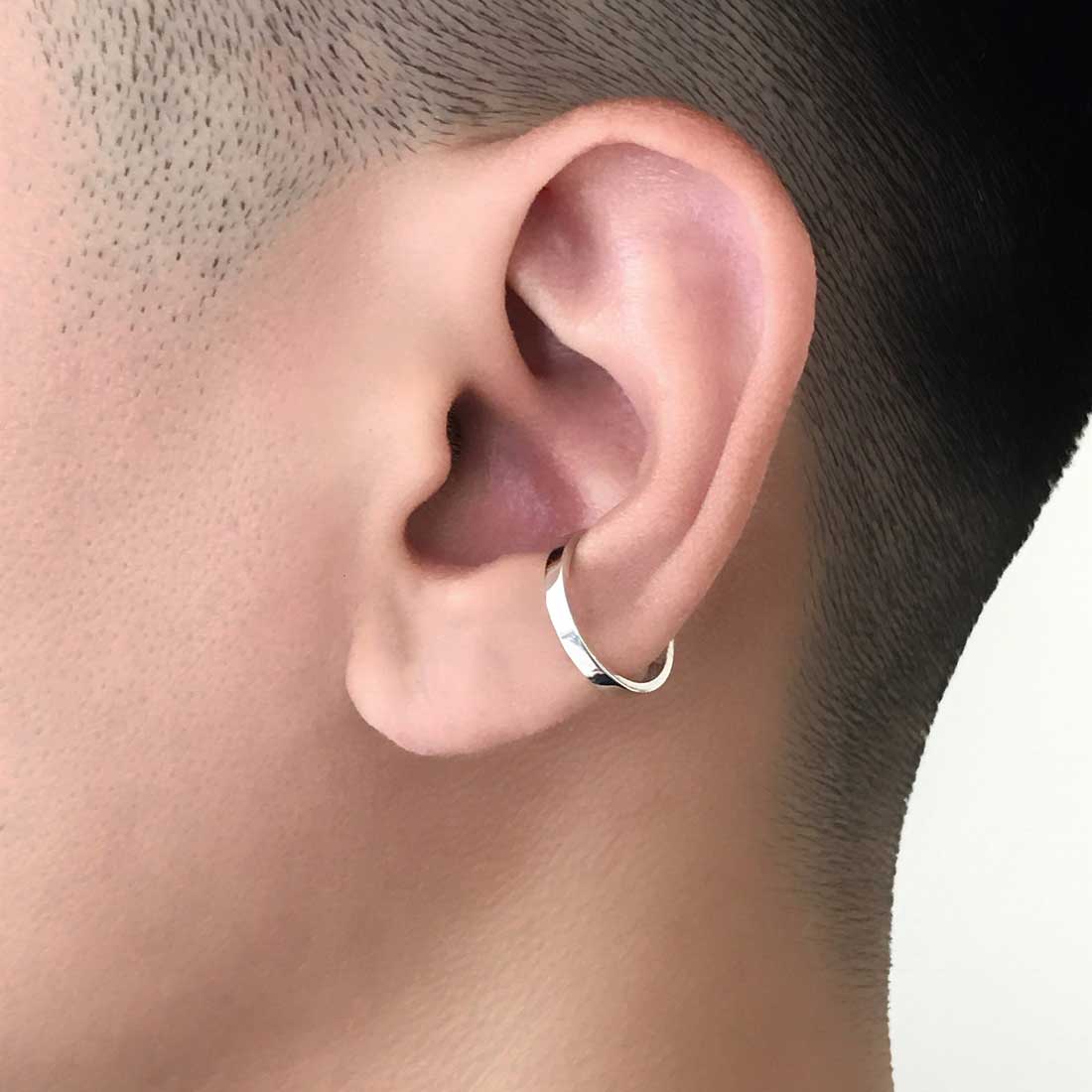 18K ホワイトゴールド イヤーカフ 片耳 着用写真 Mサイズ