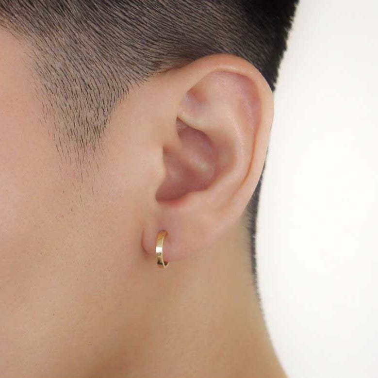 18K イエローゴールド ピアス 片耳 着用写真 2mm