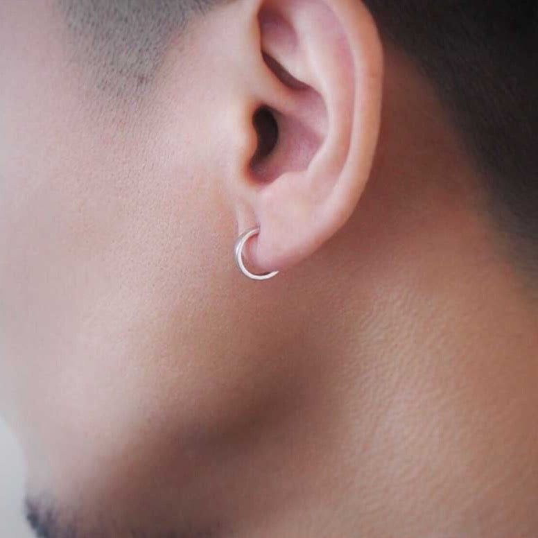 18K ホワイトゴールド ピアス 片耳 着用写真 2mm