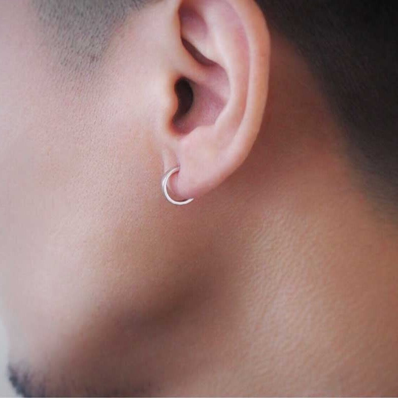 18K ホワイトゴールド 片耳ピアス 着用写真 2mm