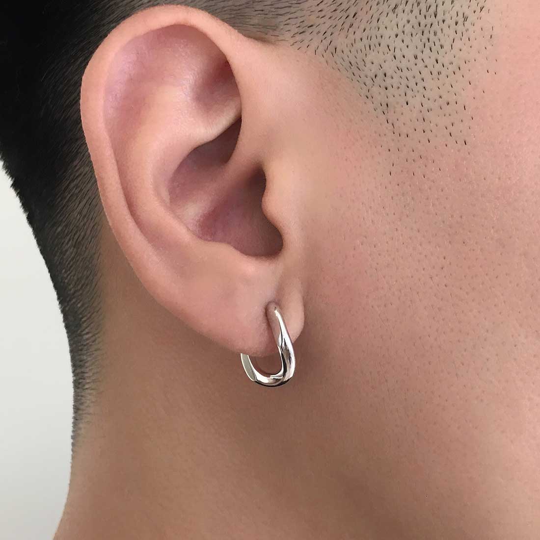 18K ホワイトゴールド 片耳ピアス 右耳用 着用