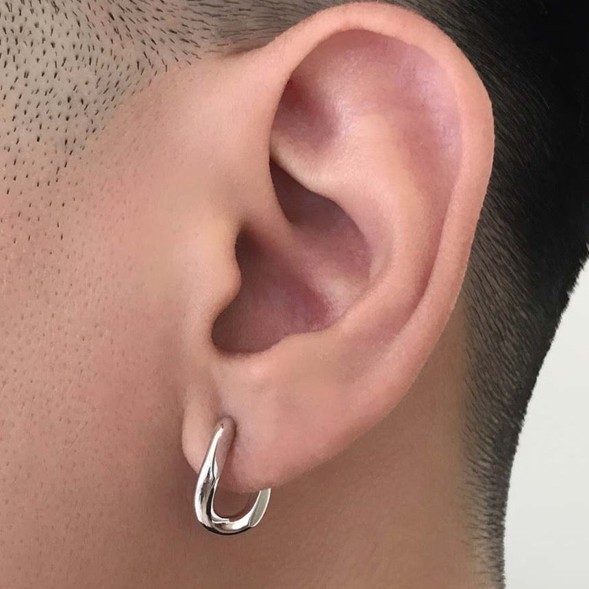 18K ホワイトゴールド 片耳ピアス 左耳用 着用