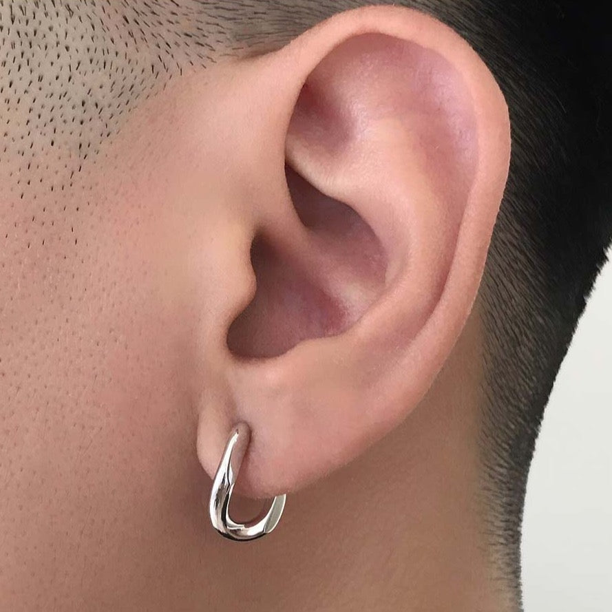 18K ホワイトゴールド 片耳ピアス 左耳用 着用