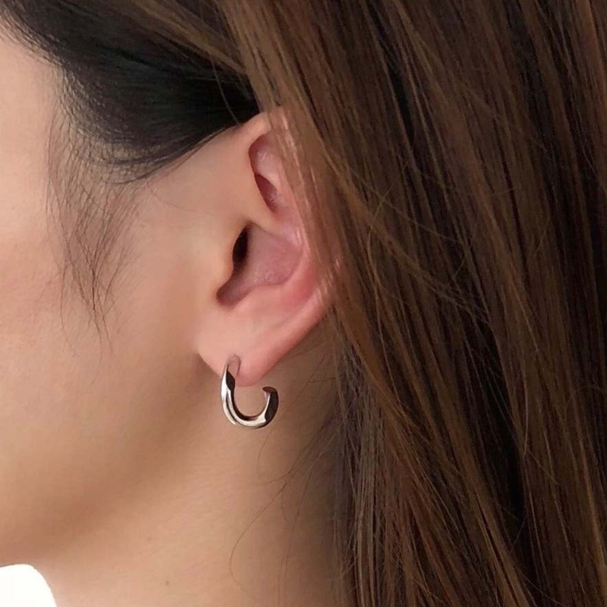 18K ホワイトゴールド 片耳ピアス 左耳用 着用