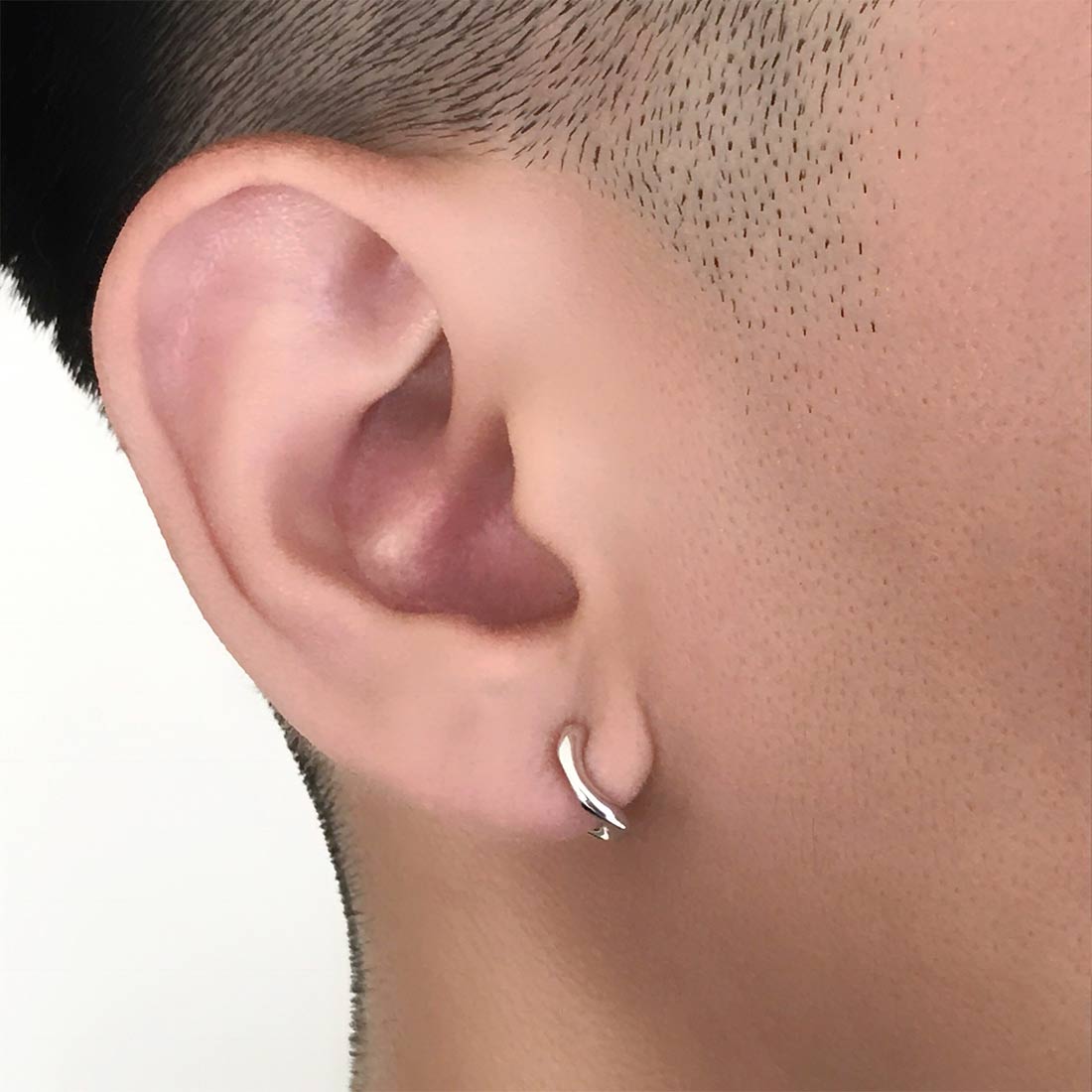 18K ホワイトゴールド 片耳ピアス 右耳用 Sサイズ 着用