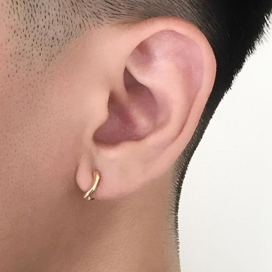 18K イエローゴールド 片耳ピアス 左用 Sサイズ 着用