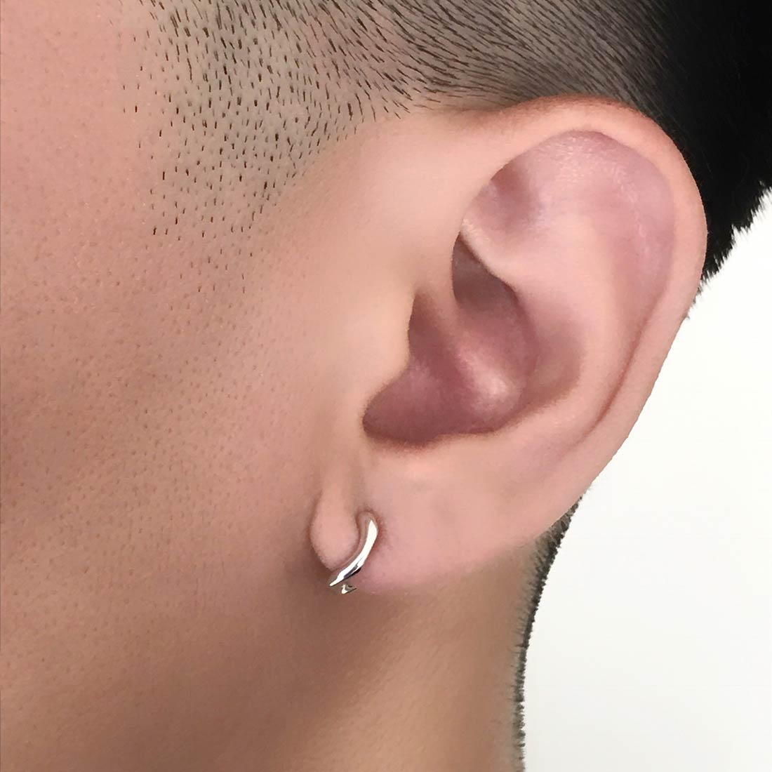 18K ホワイトゴールド 片耳ピアス 左用 Sサイズ 着用