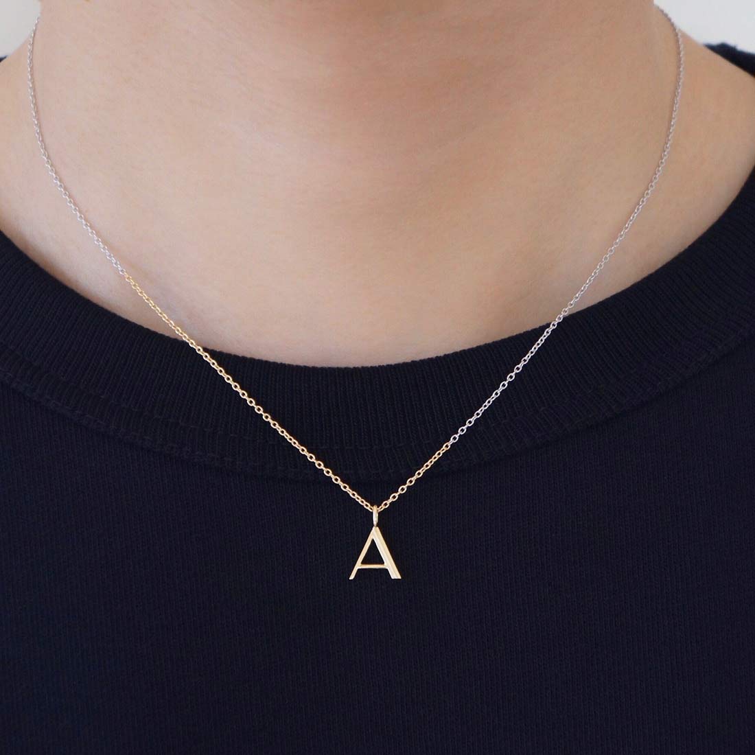 18K イニシャルチャーム A イエローゴールド 着用