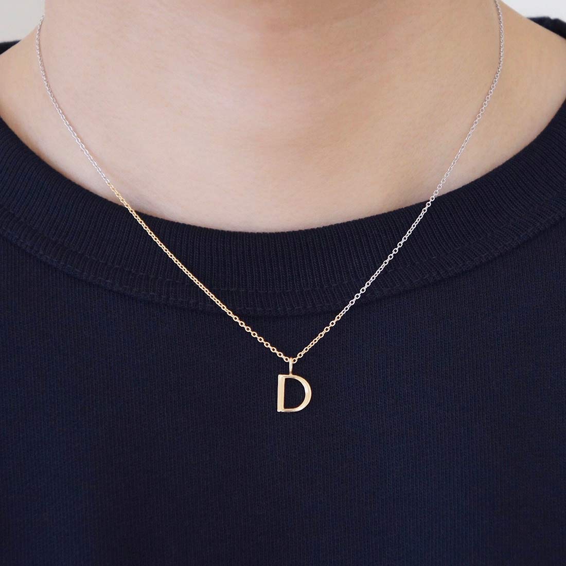 18K イニシャルチャーム D イエローゴールド 着用