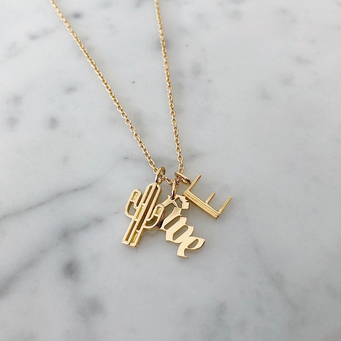 18K イニシャルチャーム 着用 チャームコーディネート