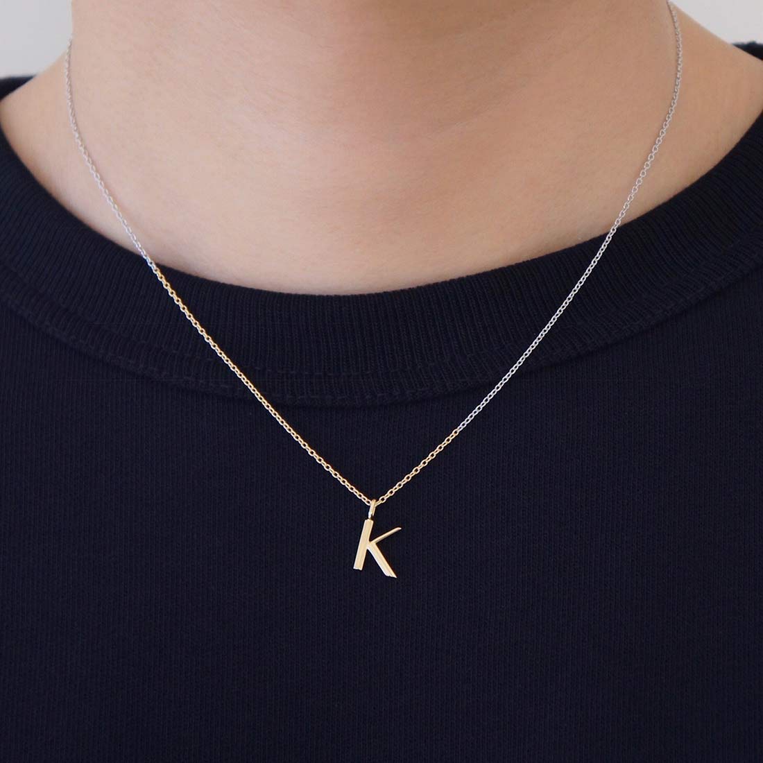 18K イニシャルチャーム C イエローゴールド 着用