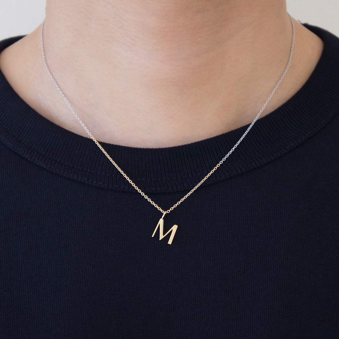 18K イニシャルチャーム M イエローゴールド 着用