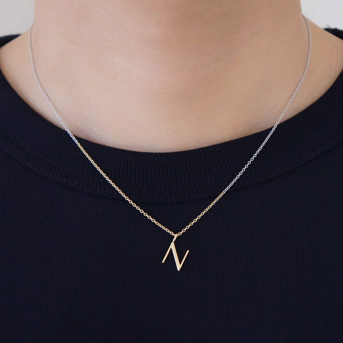 18K イニシャルチャーム N イエローゴールド 着用
