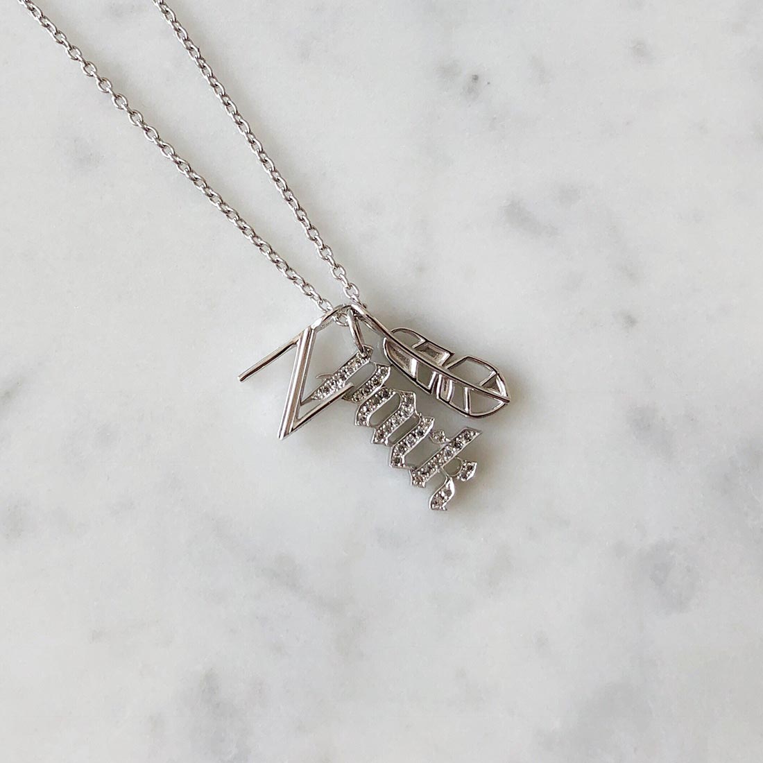 18K イニシャルチャーム コーディネート