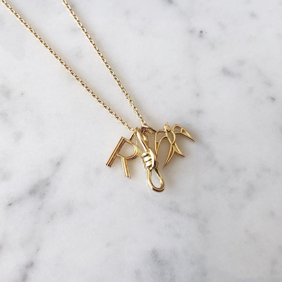 18K イニシャルチャーム R イエローゴールド コーディネート