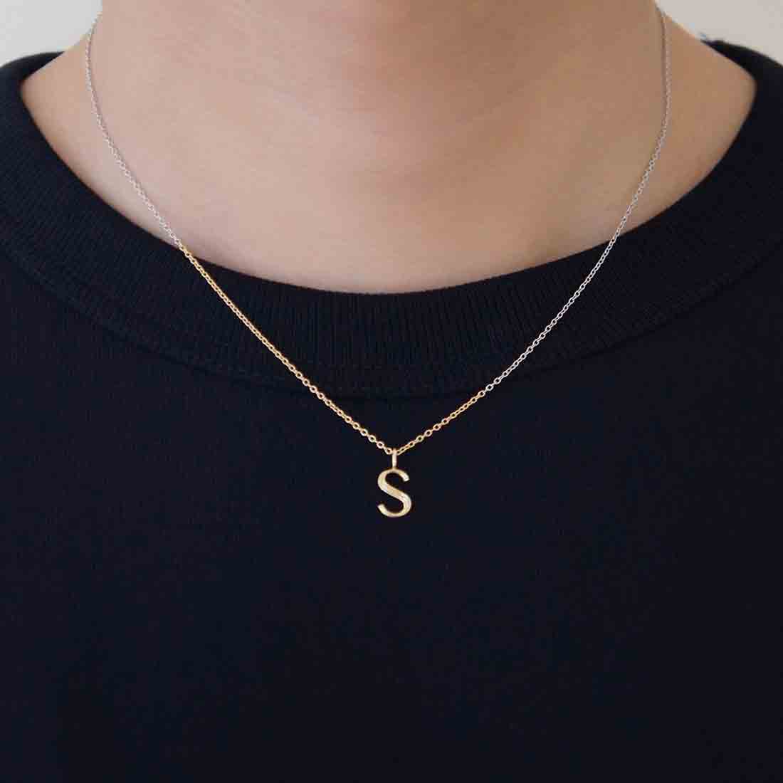 18K イニシャルチャーム S イエローゴールド 着用