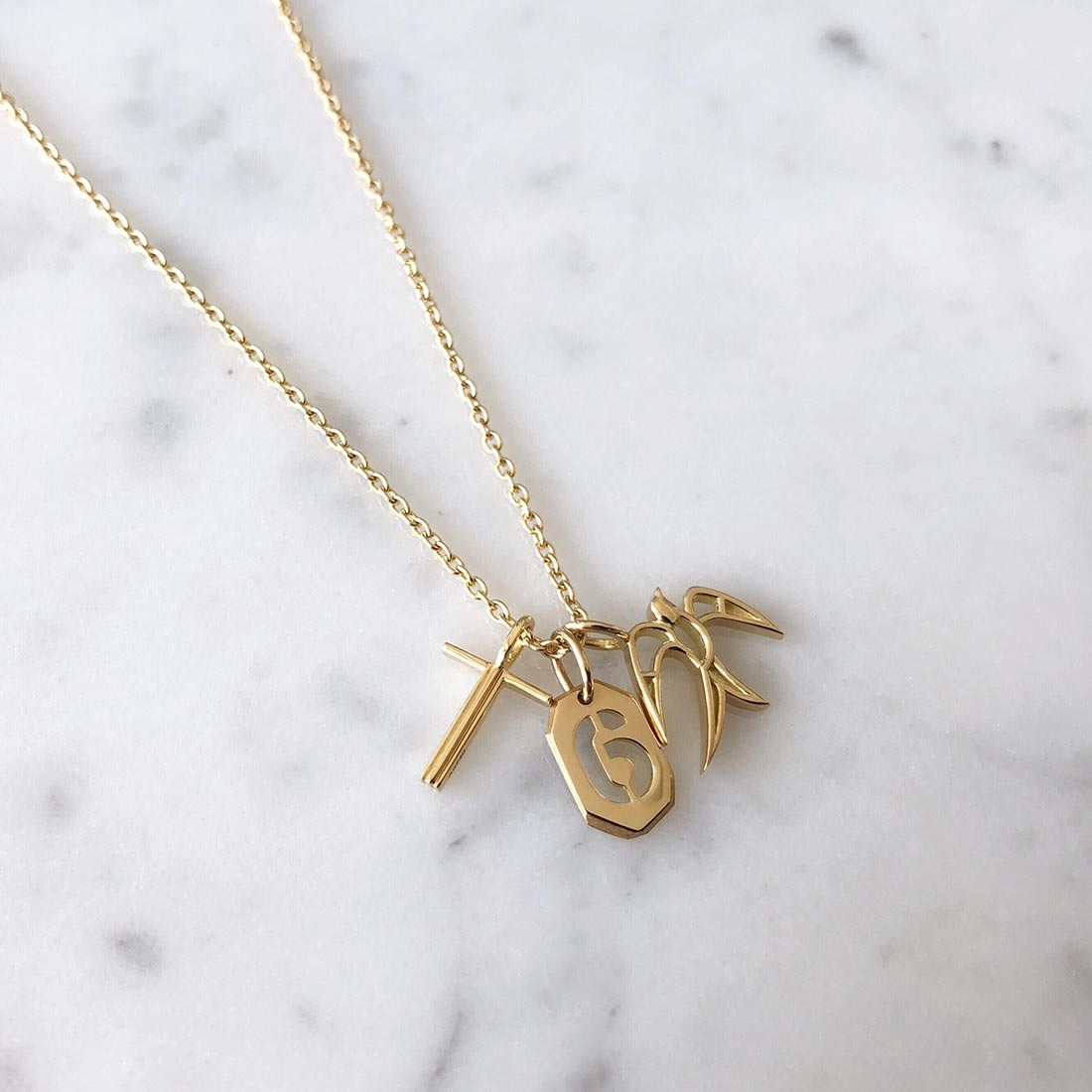 18K イニシャルチャーム T イエローゴールド コーディネート