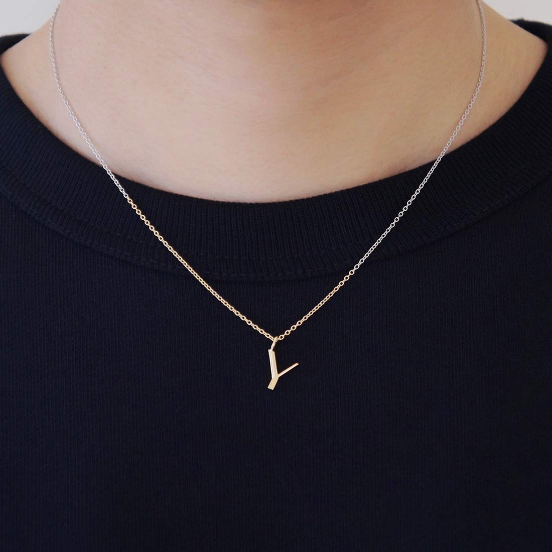 18K イニシャルチャーム Y イエローゴールド 着用