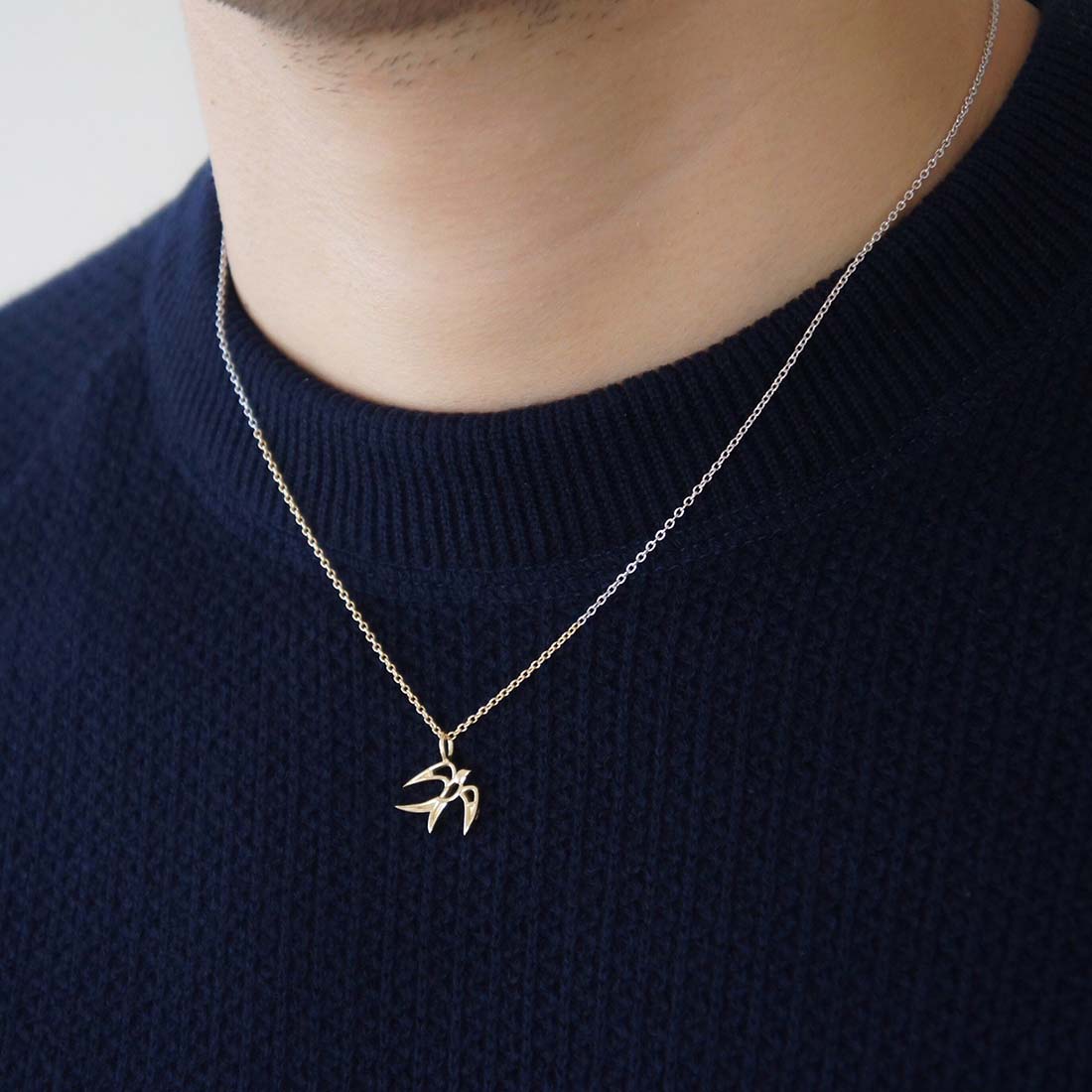 18K TSUBAME Charm ツバメ チャーム イエローゴールド 着用