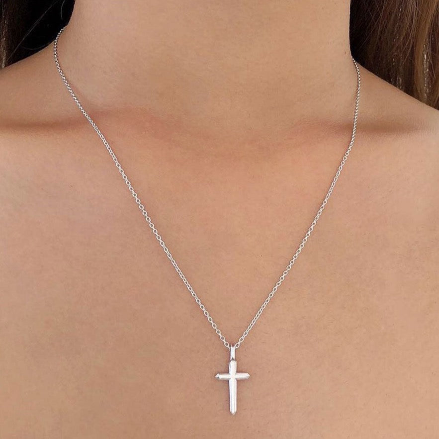 18K ホワイトゴールド ネックレス Necklace Crystal Cross クリスタルクロス 女性着用