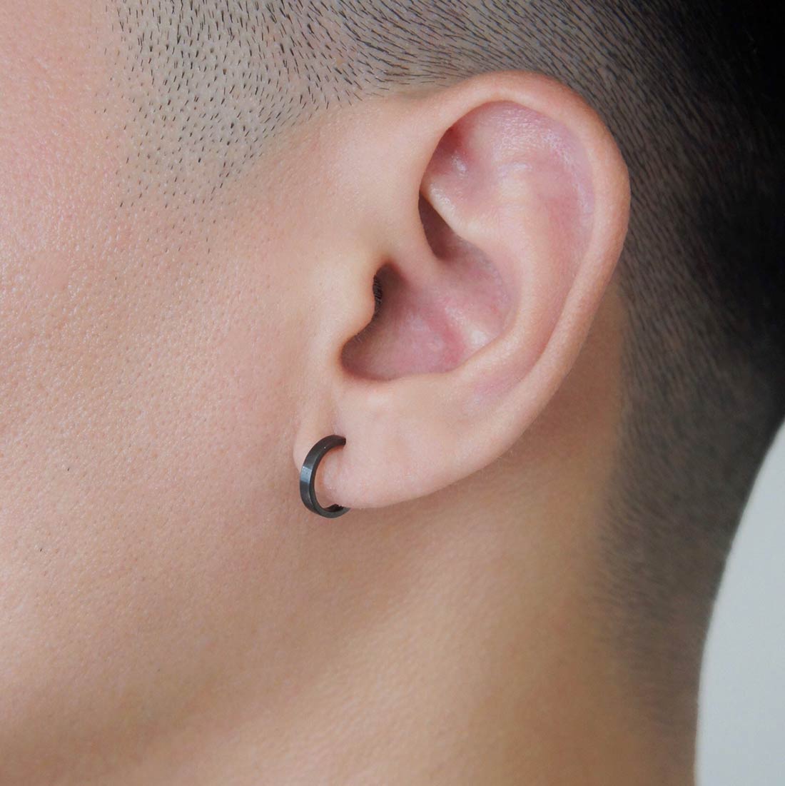 18K イエローゴールド 片耳ピアス ブラックコーティング 着用写真 2mm