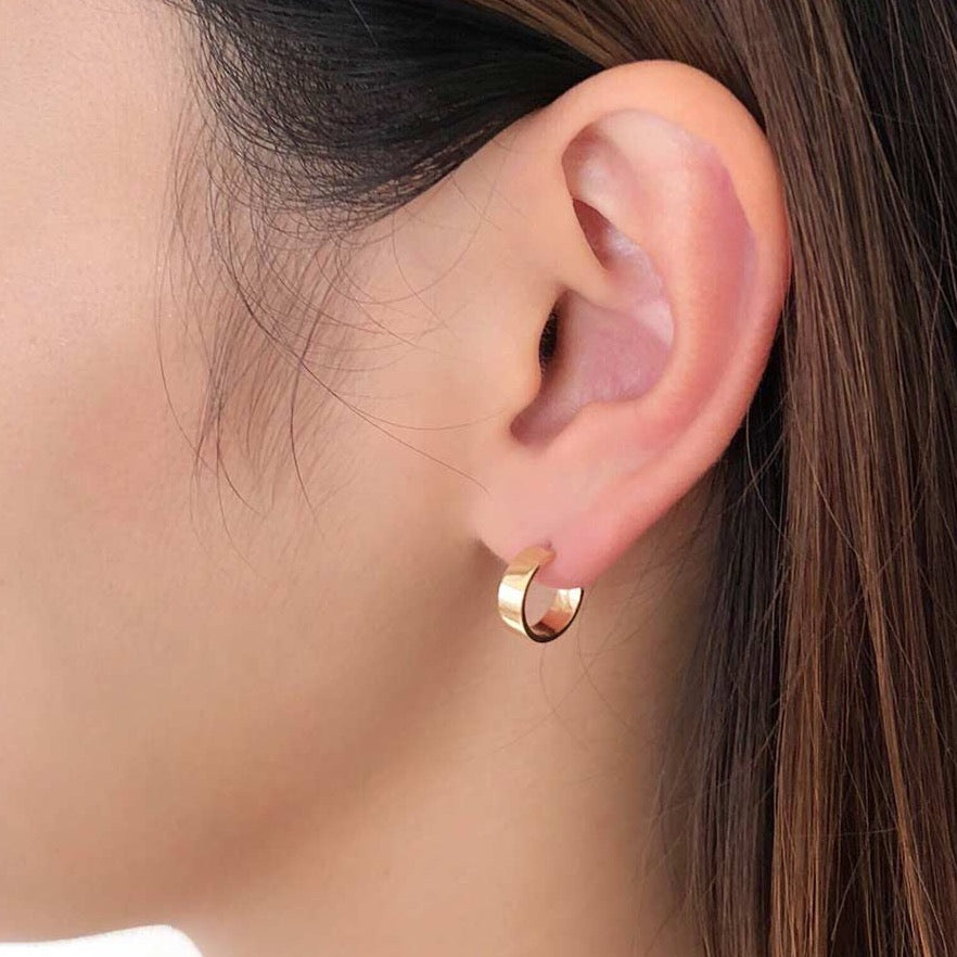 18K イエローゴールド 3.5mm片耳ピアス 着用写真