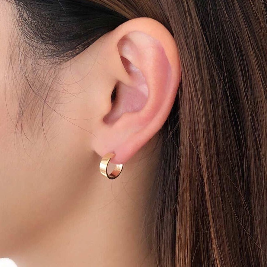 18K イエローゴールド 3.5mm片耳ピアス 着用写真