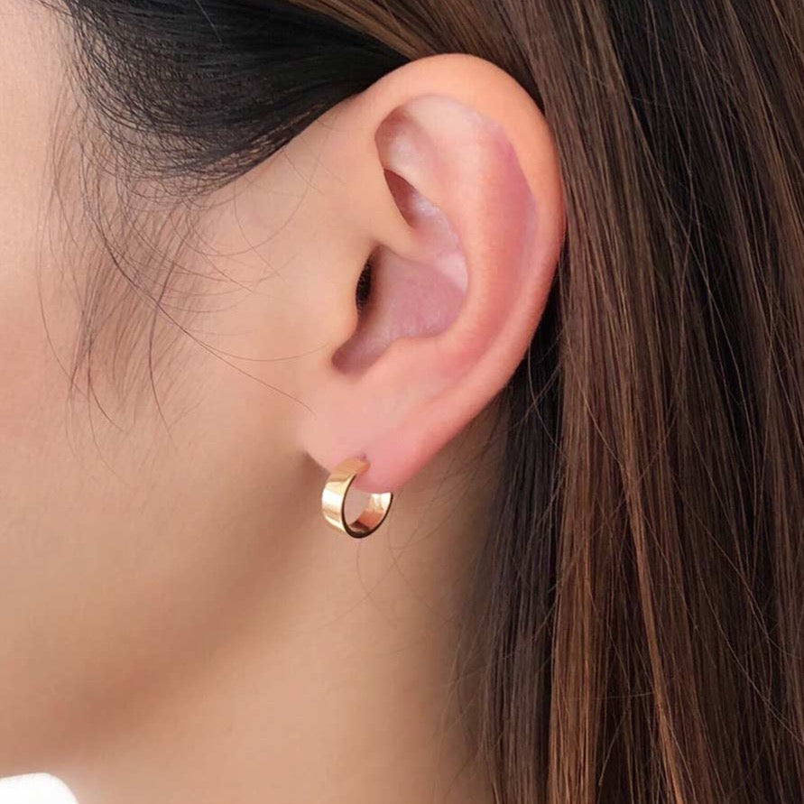 18K イエローゴールド 3.5mm片耳ピアス 着用写真