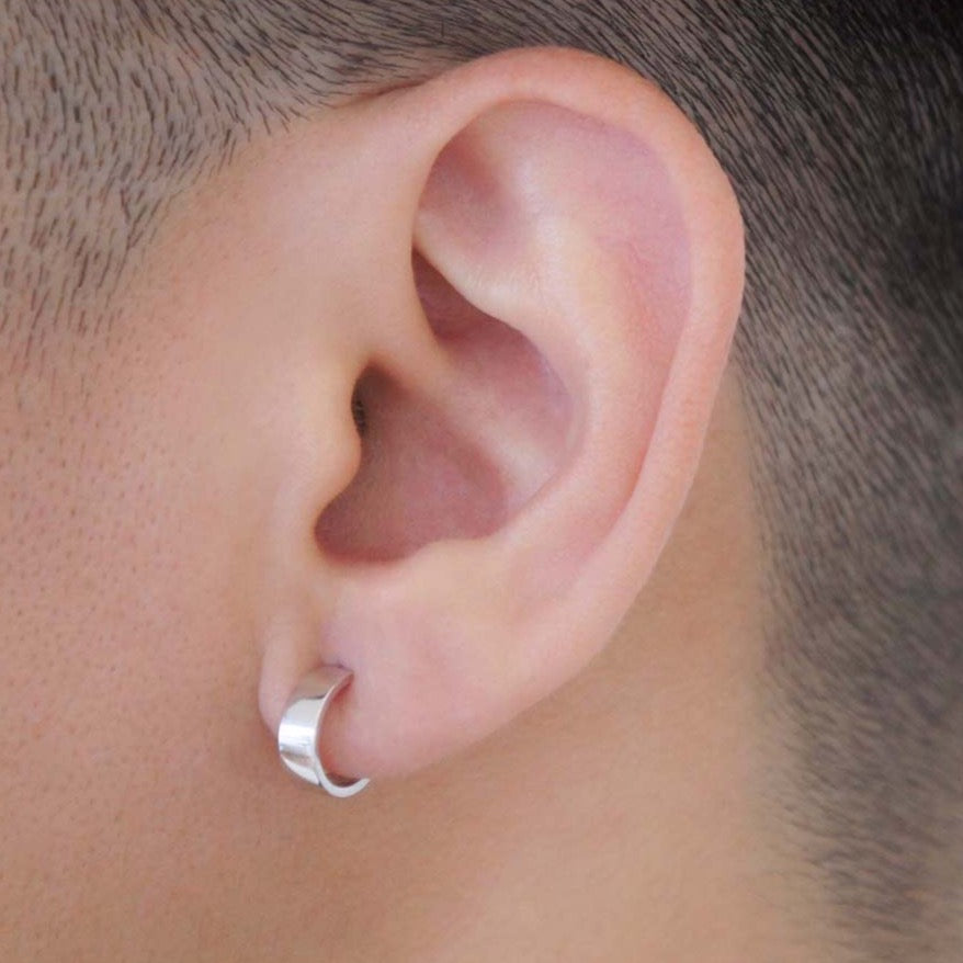 18K イエローゴールド 3.5mm片耳ピアス 着用写真