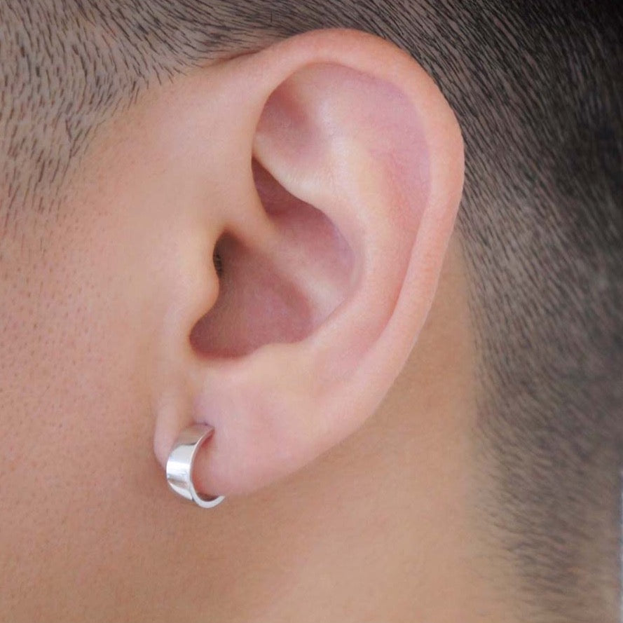 18K ホワイトゴールド 3.5mm片耳ピアス 着用写真