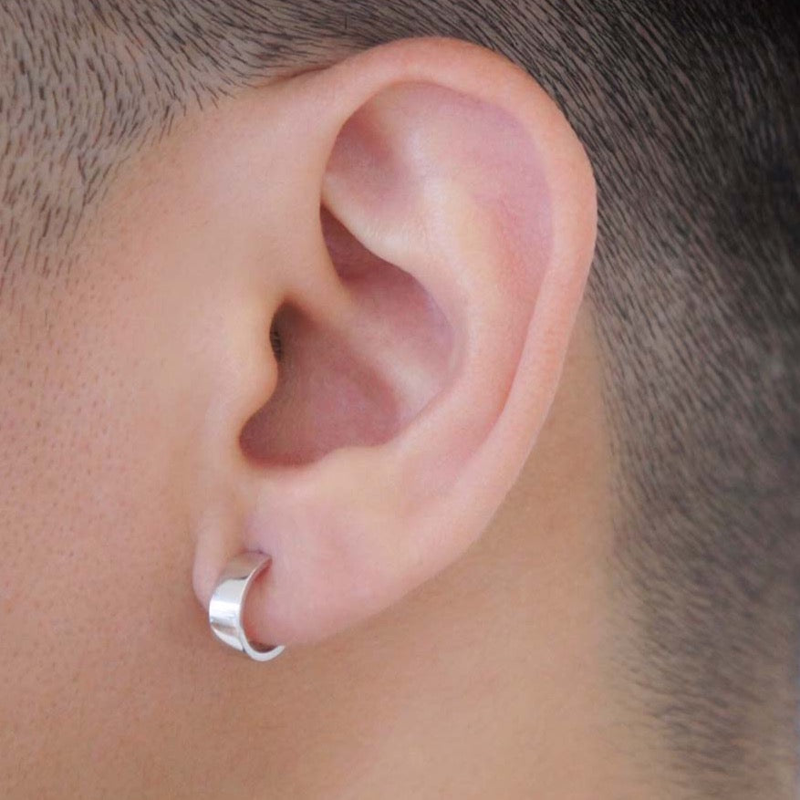 18K ホワイトゴールド 3.5mm片耳ピアス 着用写真