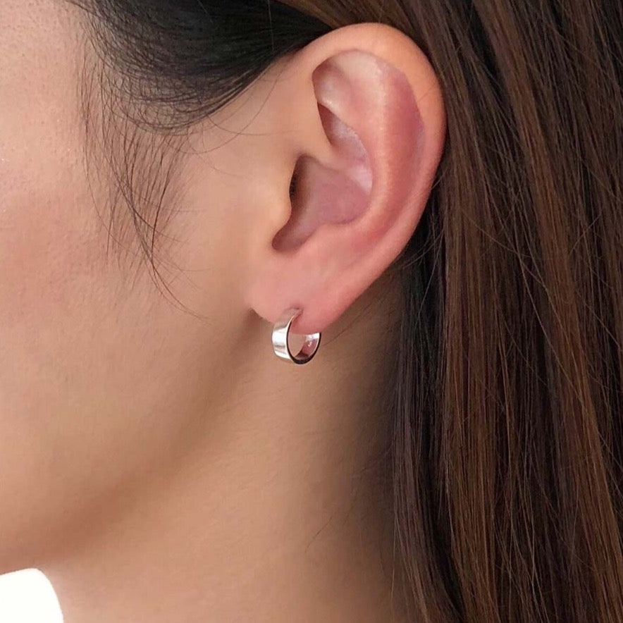 18K ホワイトゴールド 3.5mm片耳ピアス 着用写真