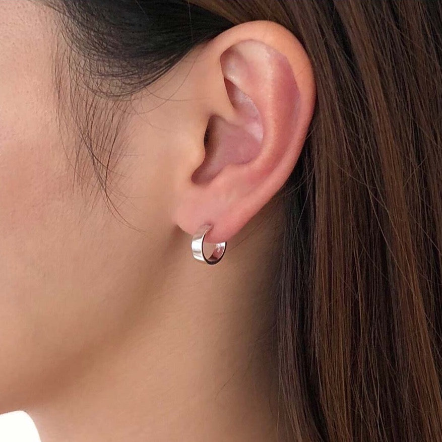 18K ホワイトゴールド 3.5mm片耳ピアス 着用写真