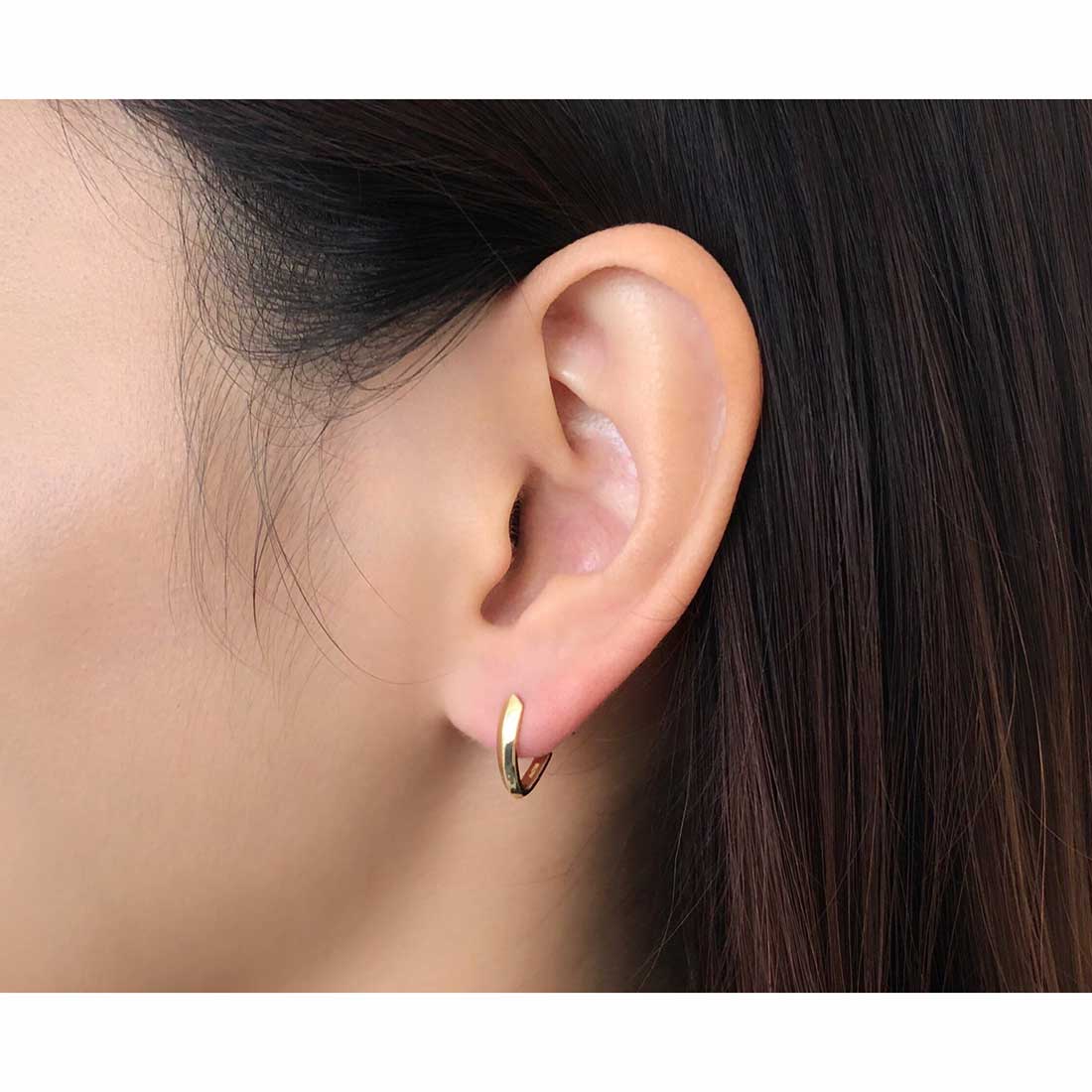 18K 片耳ピアス イエローゴールド 着用写真