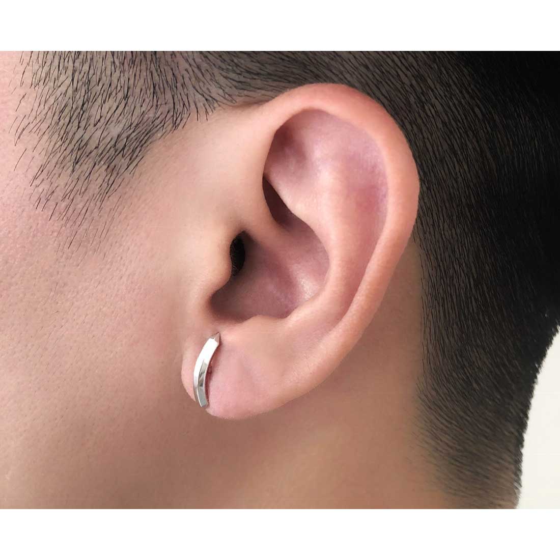 18K ホワイトゴールド Crystal クリスタル 片耳ピアス 着用