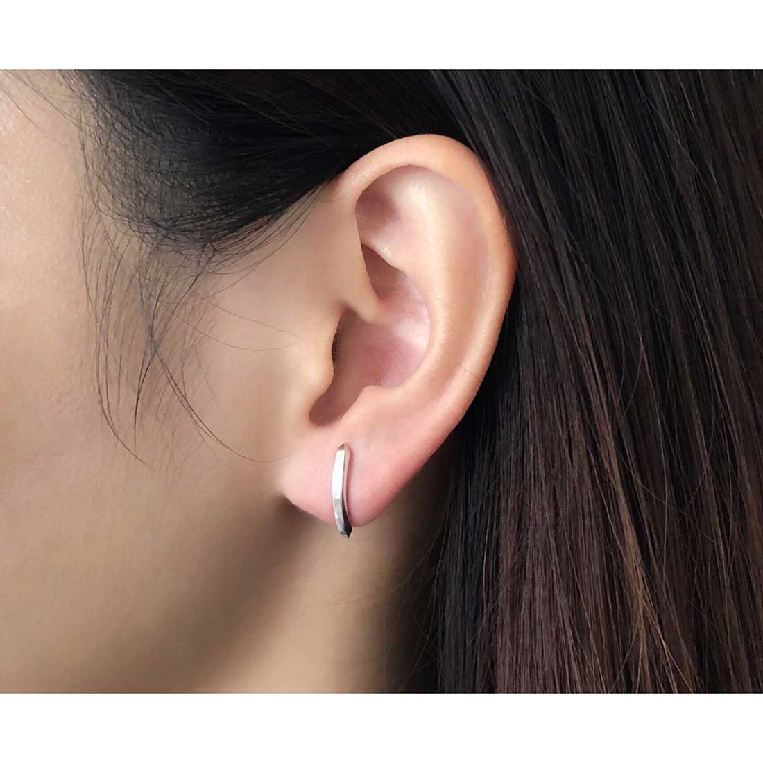 18K ホワイトゴールド Crystal クリスタル 片耳ピアス 着用