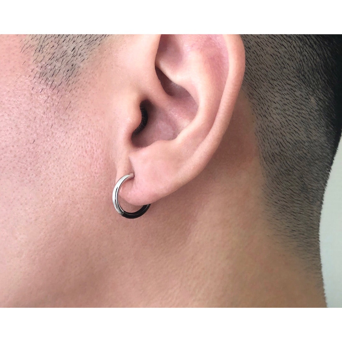 18K ホワイトゴールド ブラックコーティング 片耳 フープピアス Sサイズ 着用