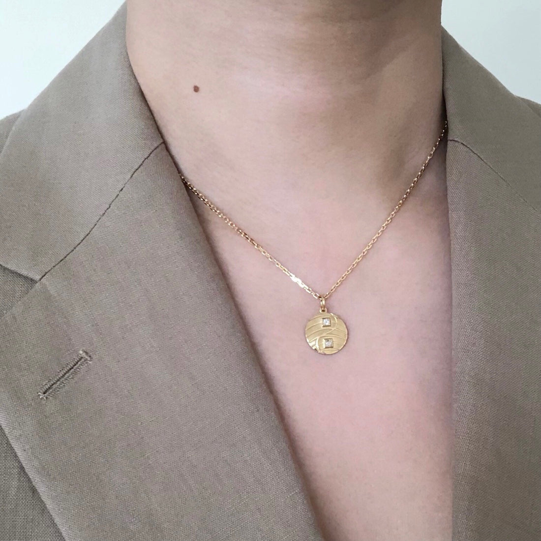 18K Yin Yang Coin インヤンコイン Diamond ダイア Charm チャーム スモール 着用