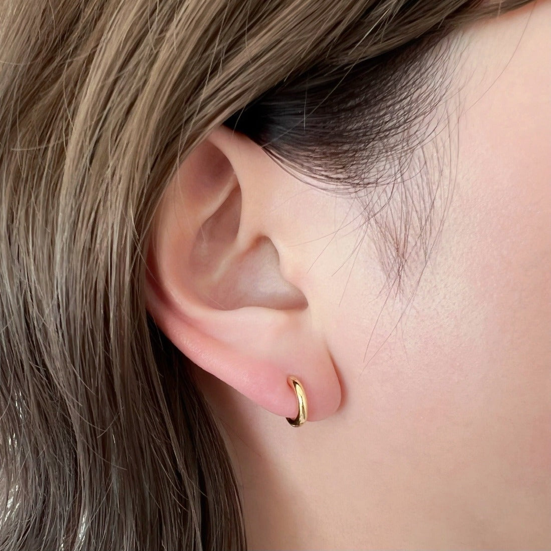 18K Micro Hoop マイクロフープ 片耳ピアス イエローゴールド 着用