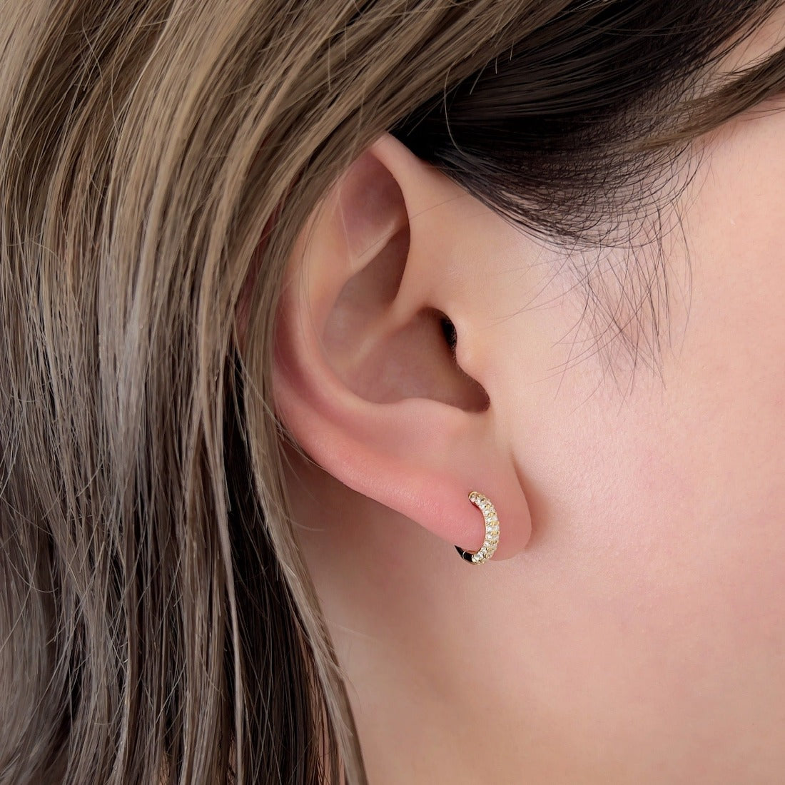 18K Hoop フープピアス Diamond ダイア 片耳ピアス イエローゴールド 着用女性