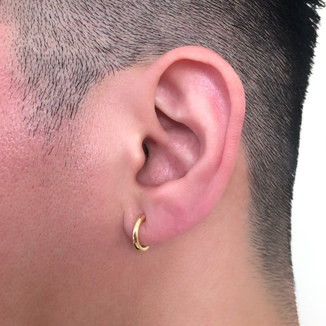 18K Small スモールサイズ Hoop フープピアス 片耳 イエローゴールド 着用写真