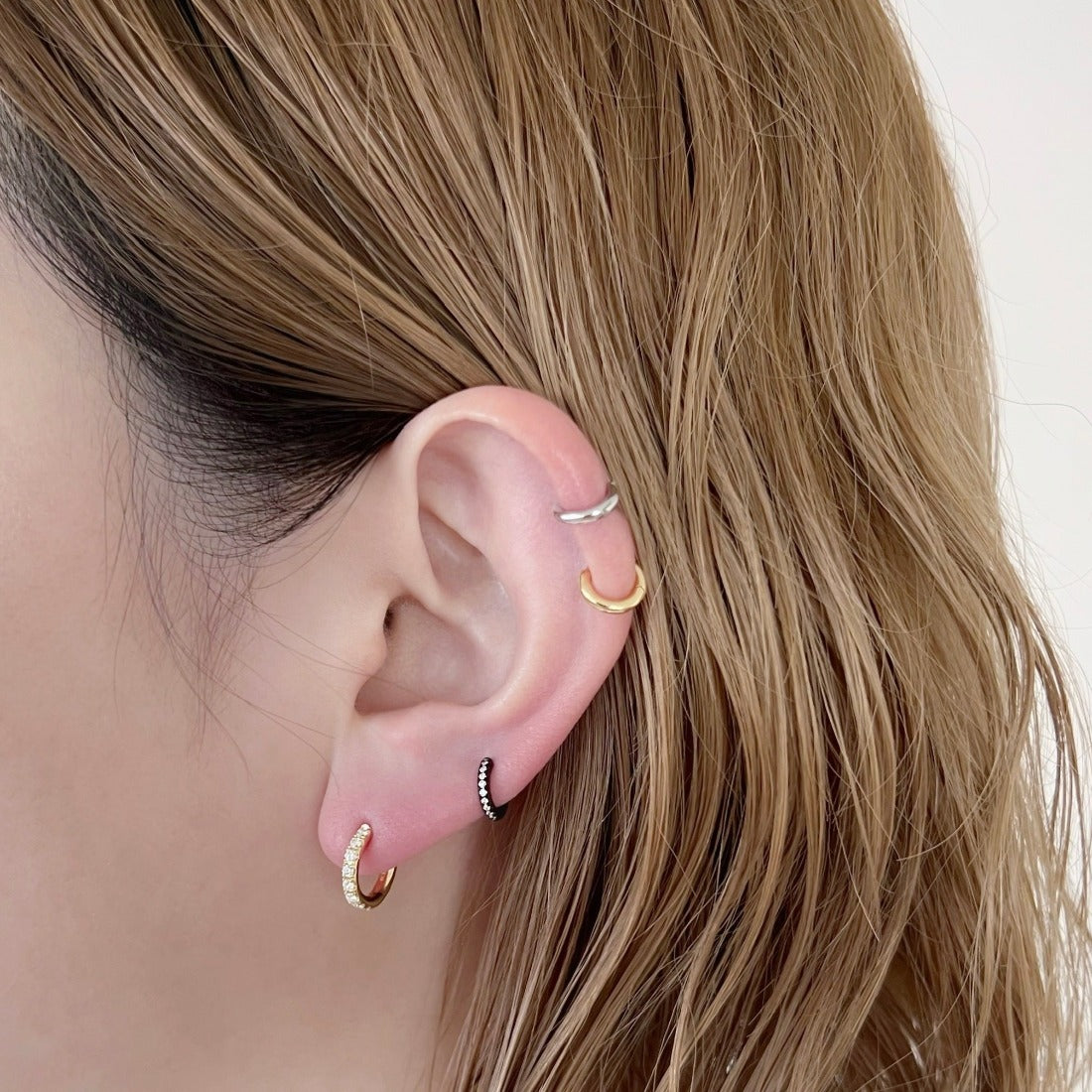 18K Small スモールサイズ Diamond ダイアモンド Hoop フープピアス 片耳 イエローゴールド 着用写真