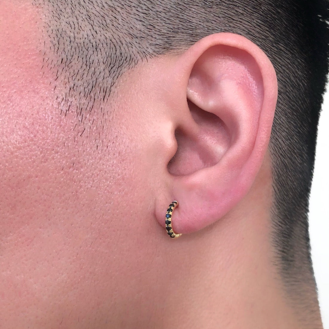 18K Small スモールサイズ Black Diamond ブラックダイア Hoop フープピアス 片耳 イエローゴールド 着用写真