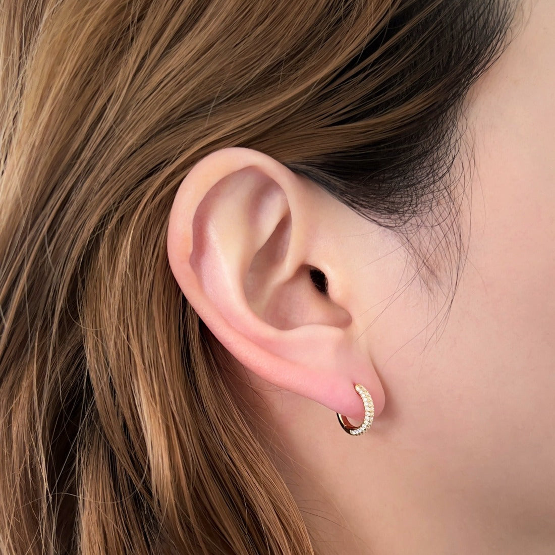 18K Small スモールサイズ Hoop フープピアス Diamond ダイアモンド 片耳ピアス イエローゴールド 着用写真