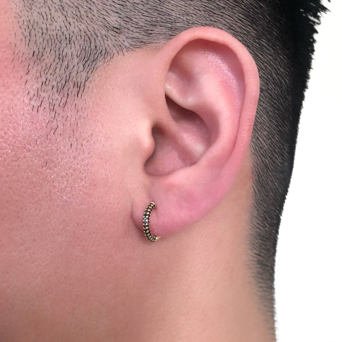 18K Small スモールサイズ Hoop フープピアス Black Diamond ブラックダイアモンド 片耳ピアス イエローゴールド 着用写真