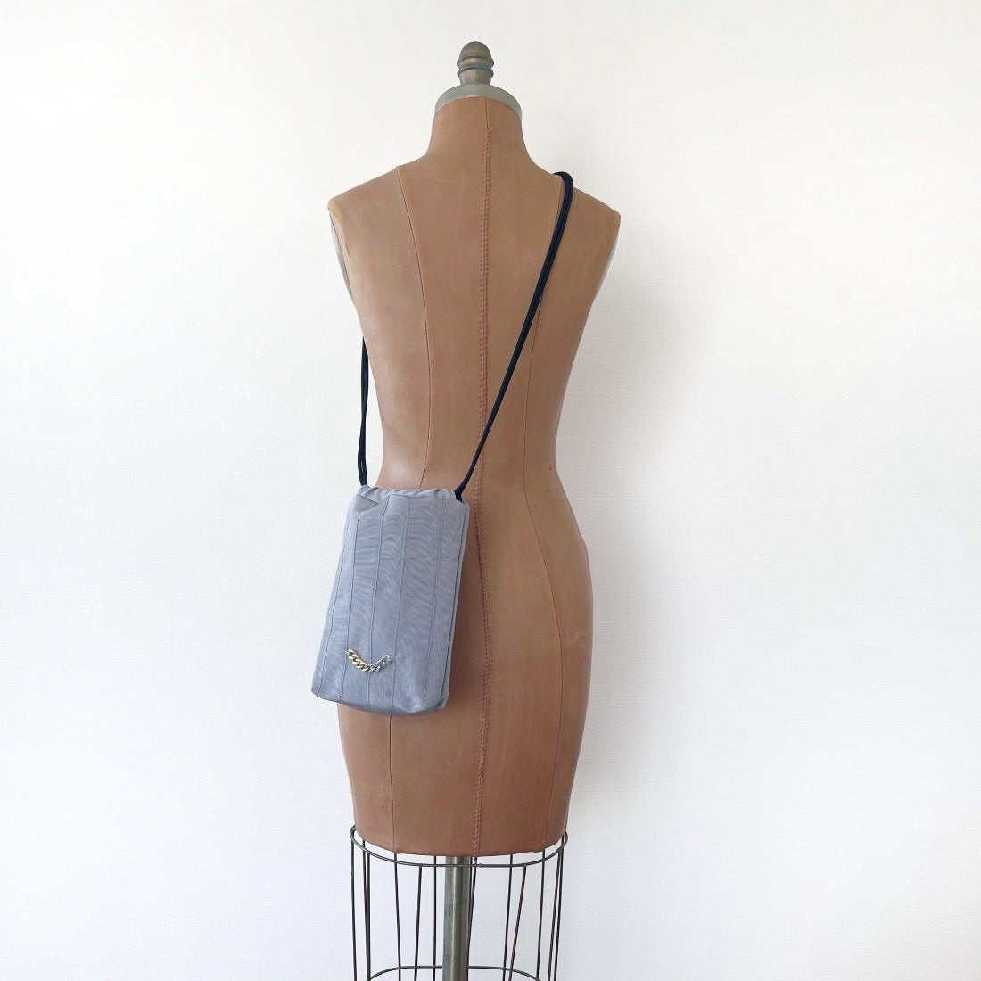 グレー クロスボディ ミニバック Crossbody Mini Bag  着用